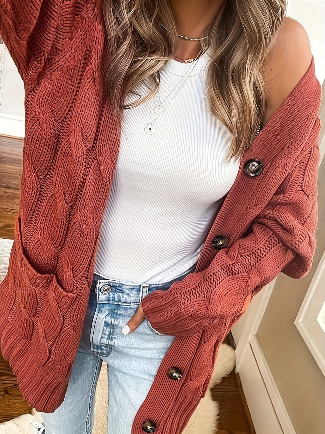 Nathalie | Gilet chic en maille torsadée à col V et boutons pour femme