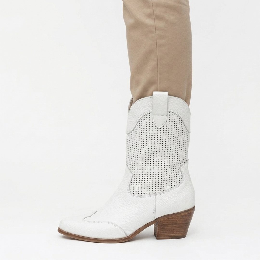 Pénélope | Bottines western chic en cuir perforé mi-mollet pour femme