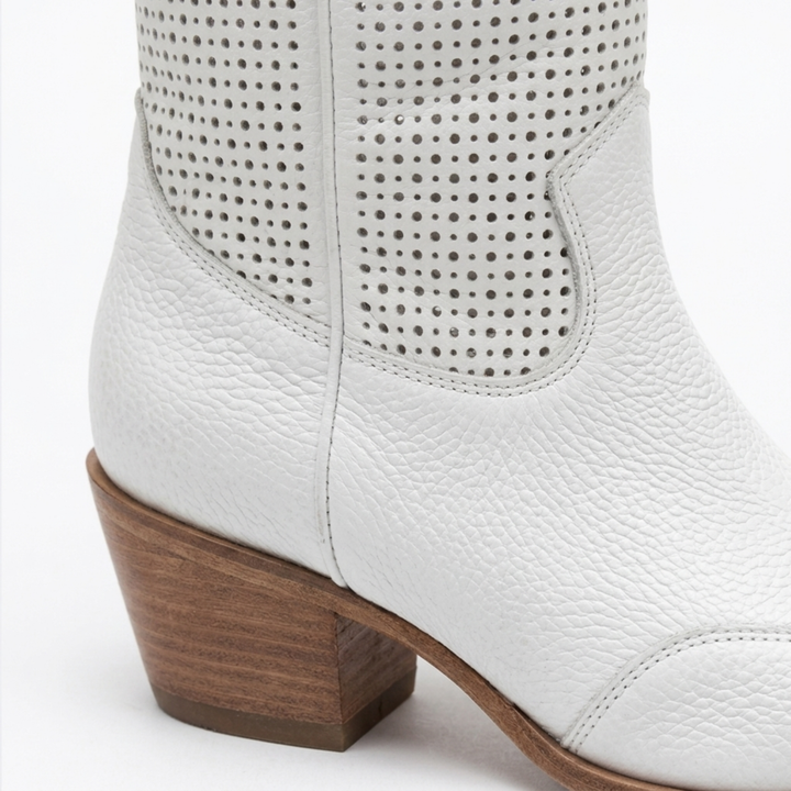 Pénélope | Bottines western chic en cuir perforé mi-mollet pour femme
