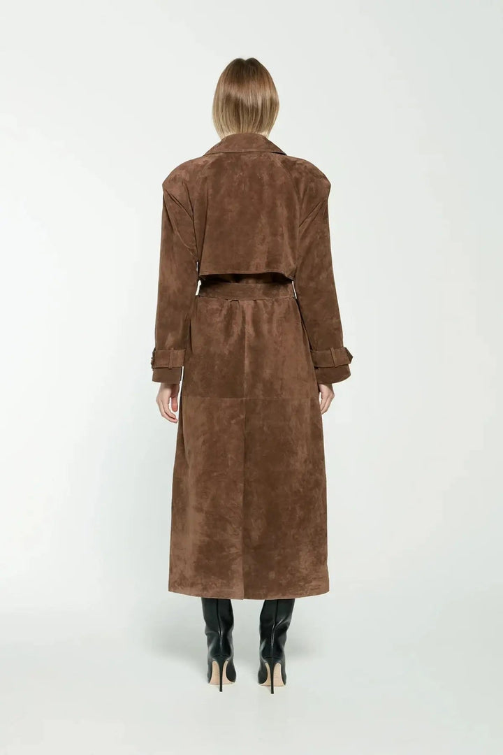 Nicole | Trench marron long et ceinturé en daim pour femme