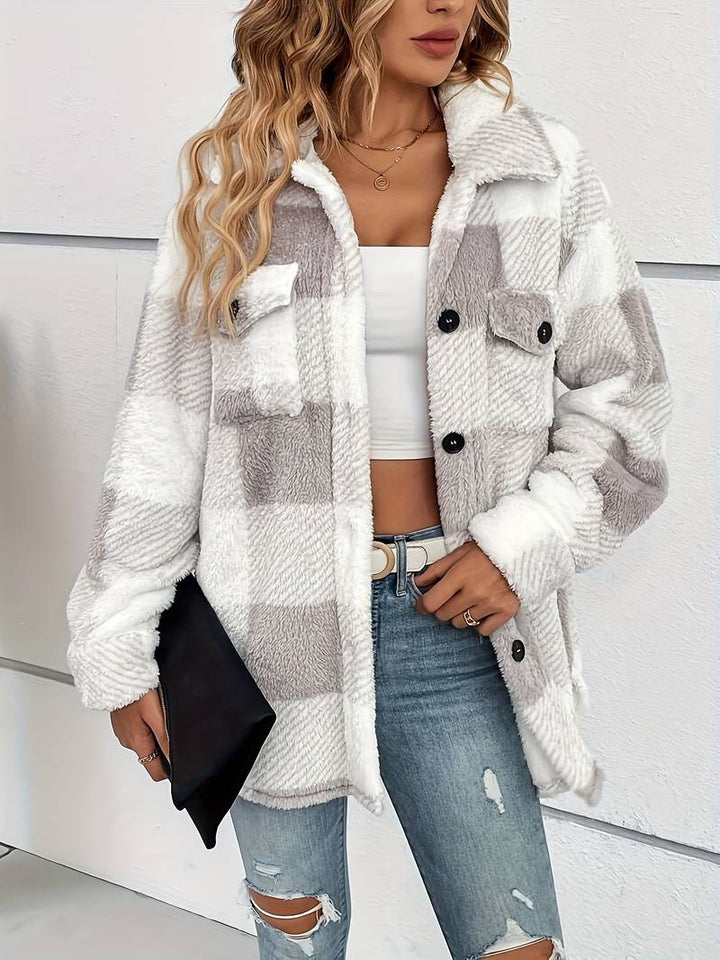 Lyse | Veste élégante en polaire à carreaux et poches poitrine pour femme