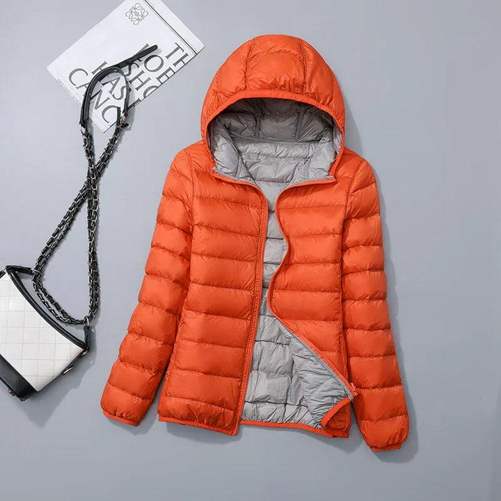 Flavia | Doudoune élégante légère réversible en duvet à capuche pour femme