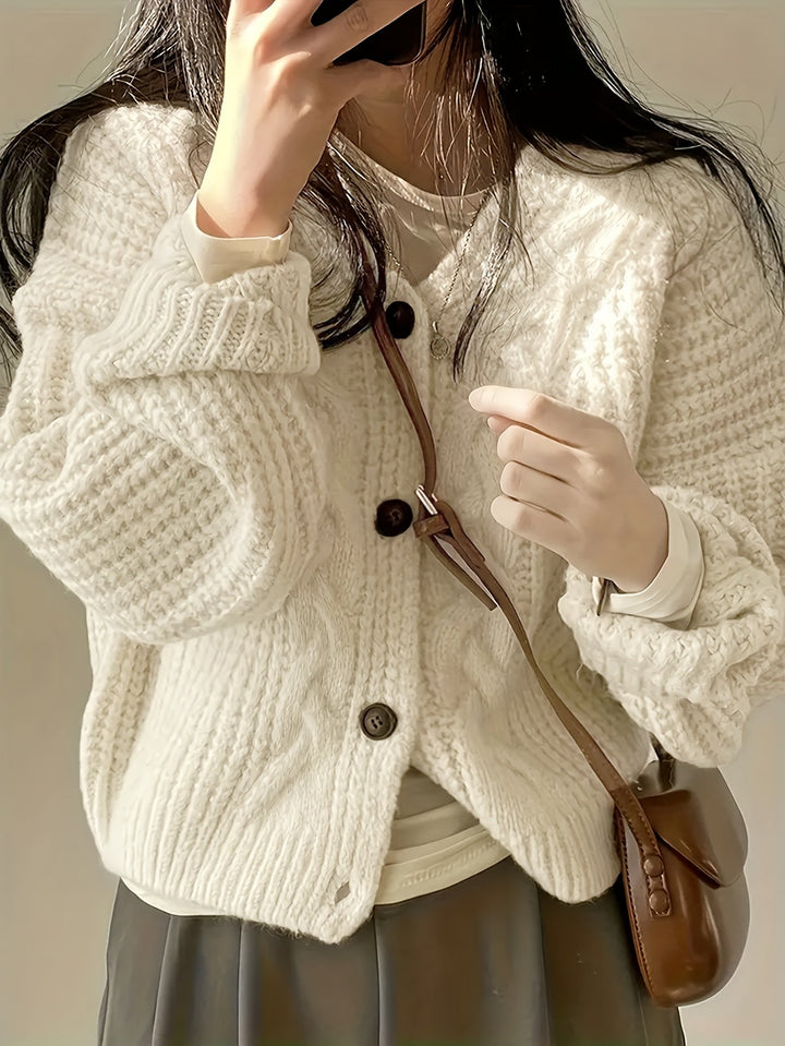 Stéphanie | Cardigan élégant à col rond en grosse maille torsadée à boutons pour femme