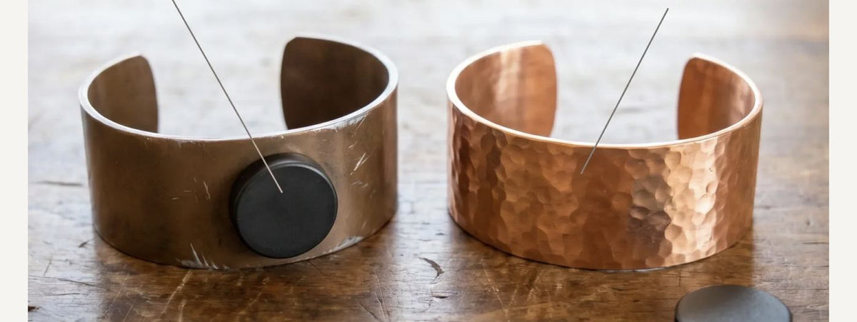 Test de l'aimant sur deux bracelets